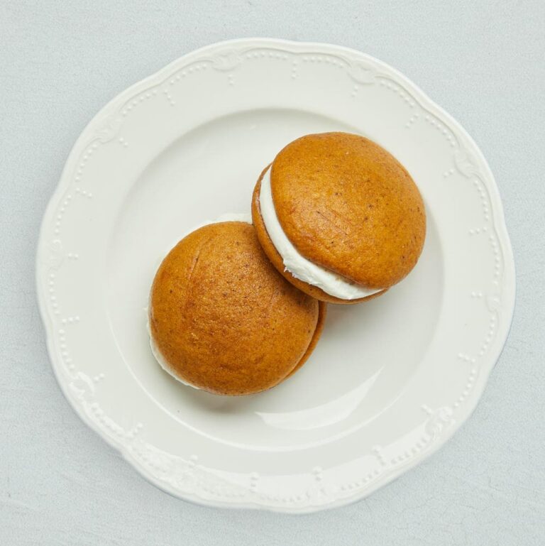 pumpkin whoopie pie