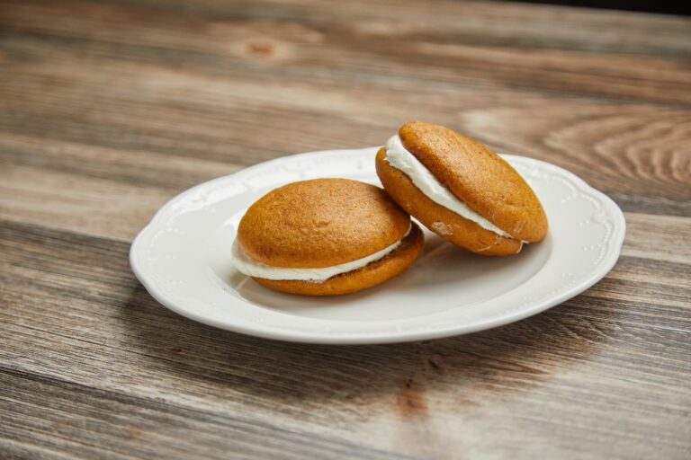 pumpkin whoopie pie